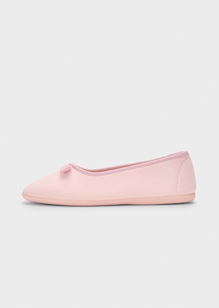 Pantoufles ballerines avec semelle extérieure à surface structurée pour une meilleure accroche.