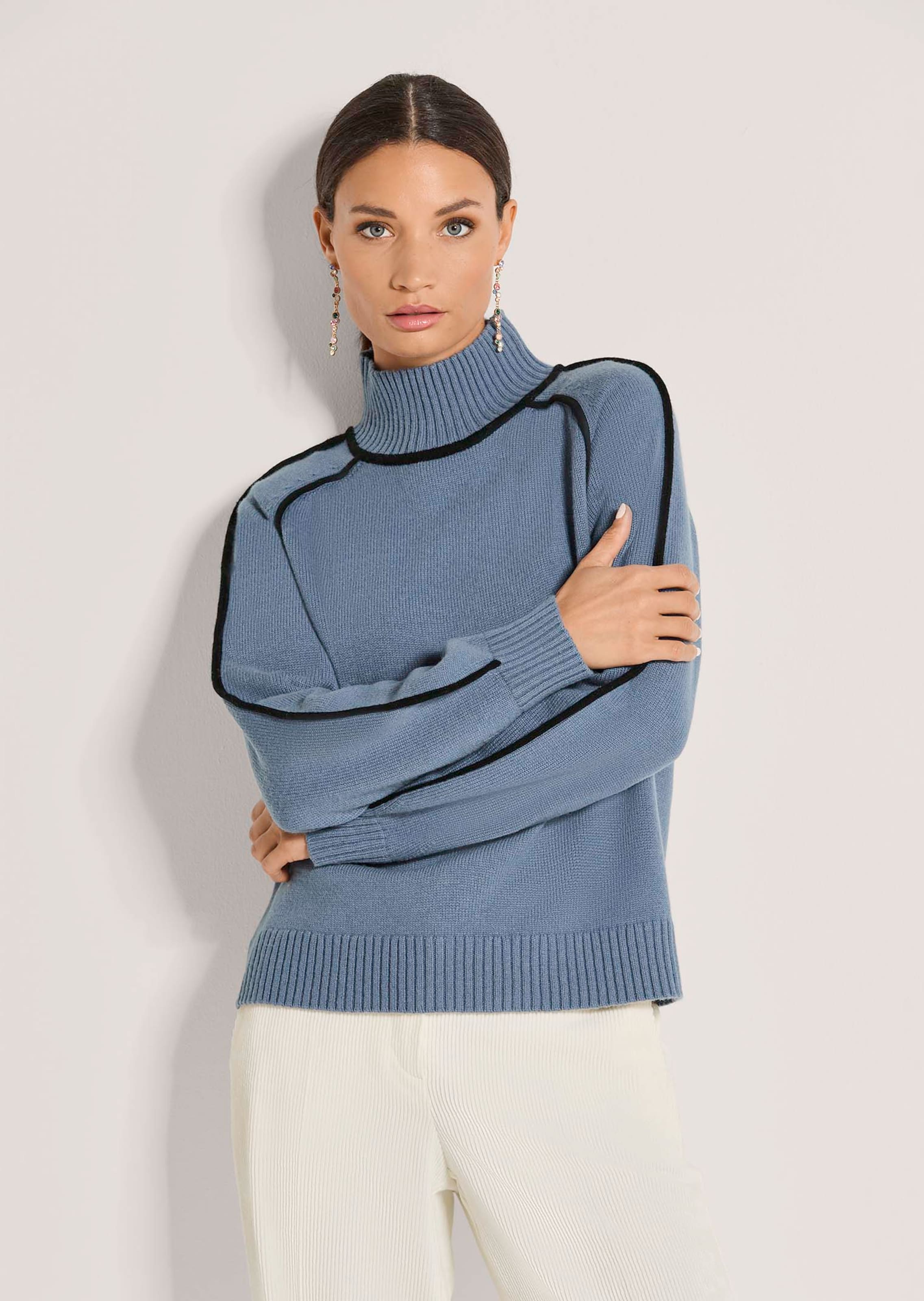 Strickpullover mit Stehkragen und Kontrastpaspeln
