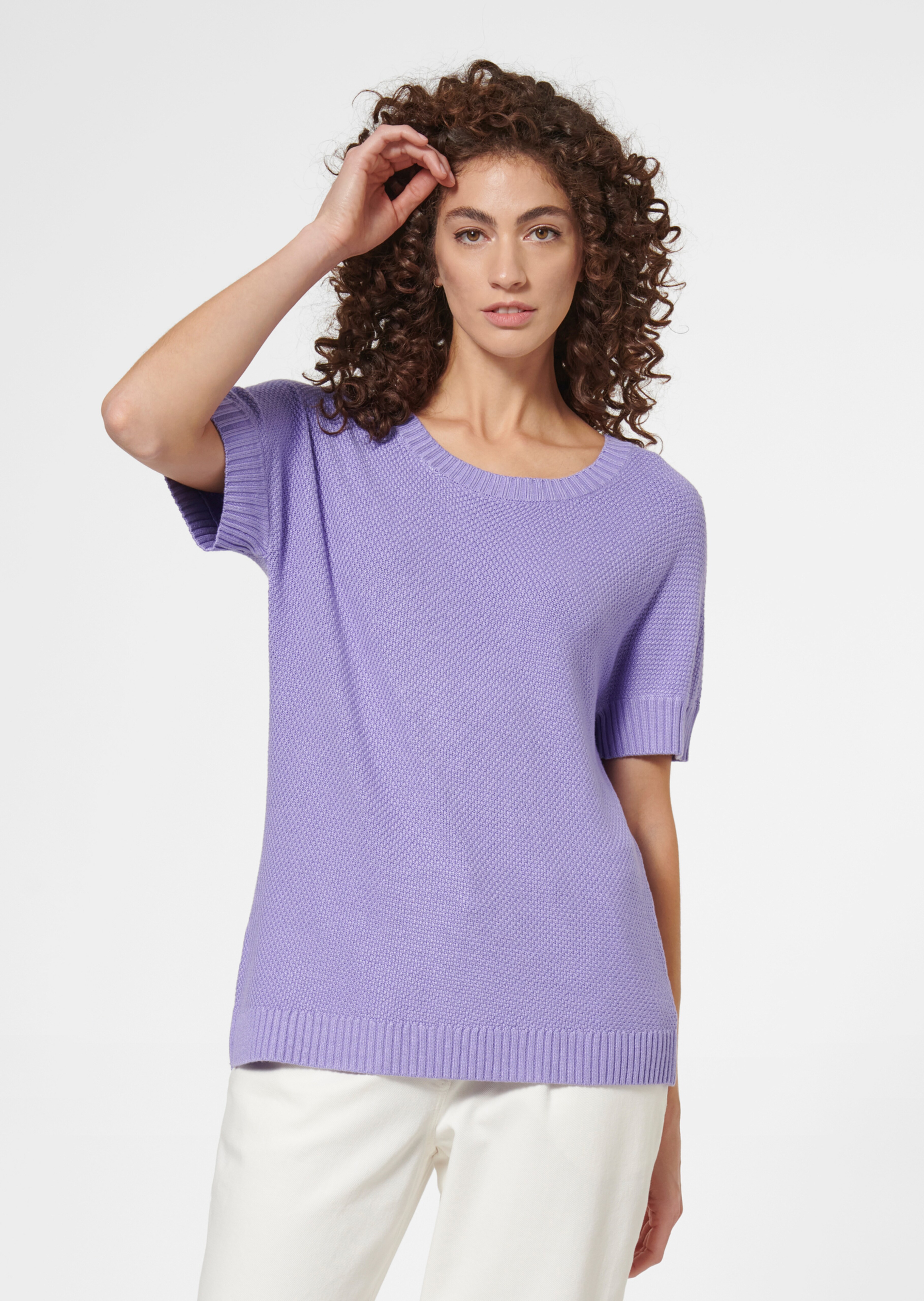 Kurzarm-Pullover mit asymmetrischem Saum und Schlitz