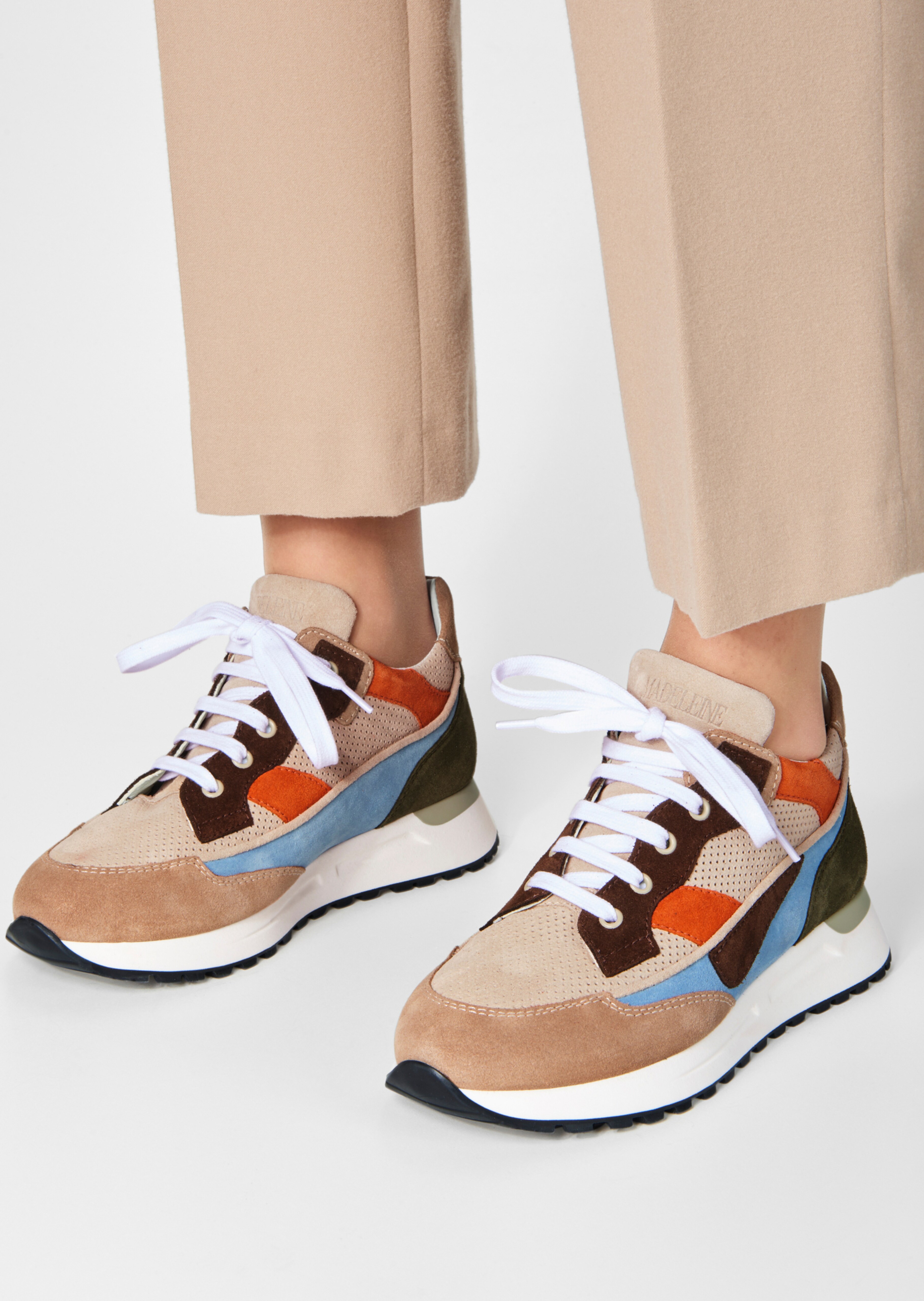 Sneaker aus Ziegenvelours mit glänzendem Logo-Patch