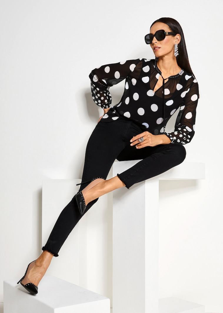 Jeans with fine fringing at the bottom of the legs