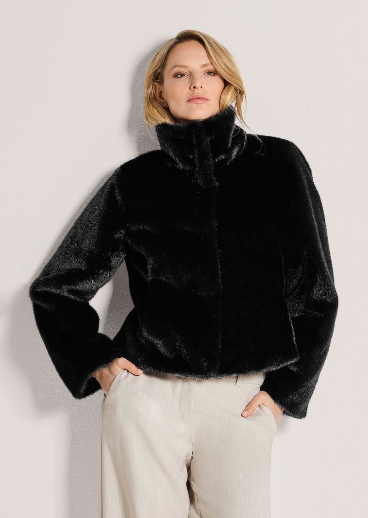 Modische Kurzjacke aus Webpelz