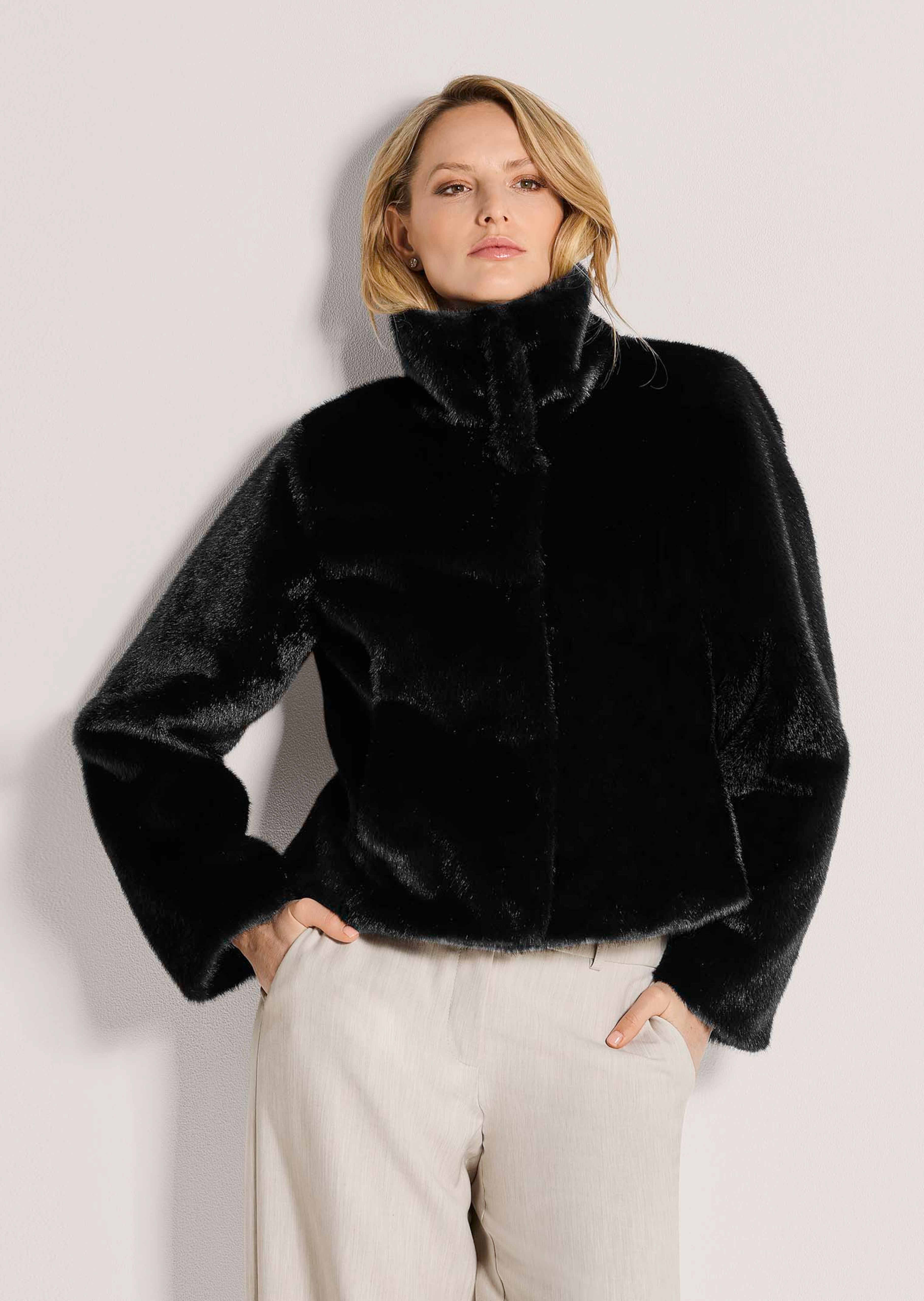 Modische Kurzjacke aus Webpelz